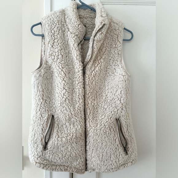 Love Tree Sherpa Vest - Picture 1 of 6